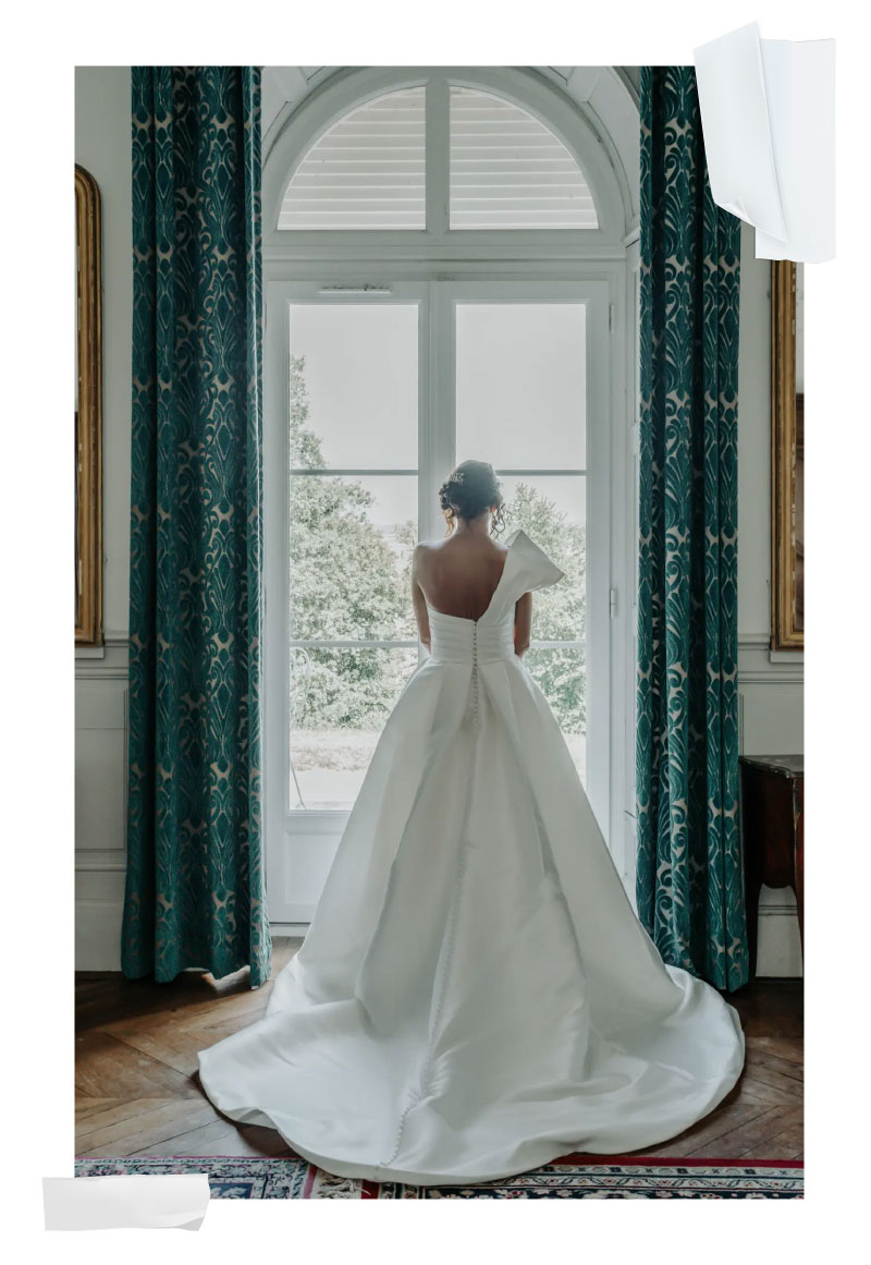 Une mariée dans une chambre de gite dans le chateau de trouhans